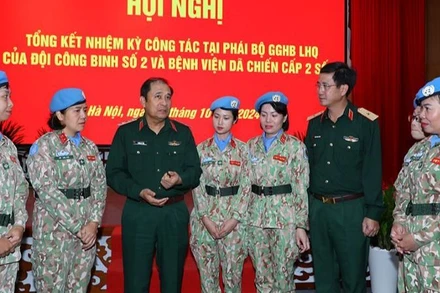 Cục Gìn Giữ Hòa Bình Việt Nam Thượng Tướng Phùng Sĩ Tấn Và Lãnh Đạo Cục Gìn Giữ Hòa Bình Việt Nam Trò Chuyện, Động Viên Các Nữ Quân Nhân Tham Gia Hoạt Động Gìn Giữ Hòa Bình Liên Hợp Quốc Tại Hội Nghị.