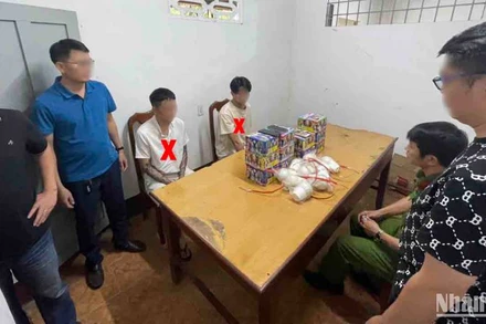 Lực lượng chức năng làm việc với những đối tượng buôn bán pháo hoa trái phép.