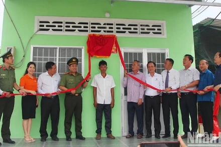 Các đồng chí lãnh đạo Bộ Công an, Thường trực Tỉnh ủy, Ủy ban nhân dân tỉnh Bạc Liêu và nhà tài trợ cắt băng khánh thành 2 căn nhà đầu tiên trong tổng số 700 căn nhà do Bộ Công an hỗ trợ các hộ nghèo tại Bạc Liêu.