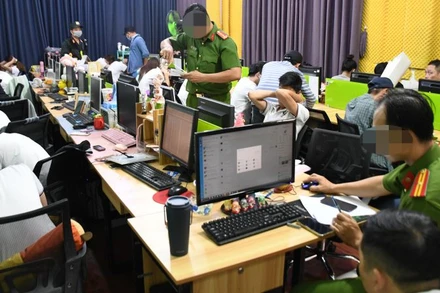 Kiểm tra, khám xét, thu giữ vật chứng tại nơi làm việc của các đối tượng. (Ảnh: Trọng Tín).