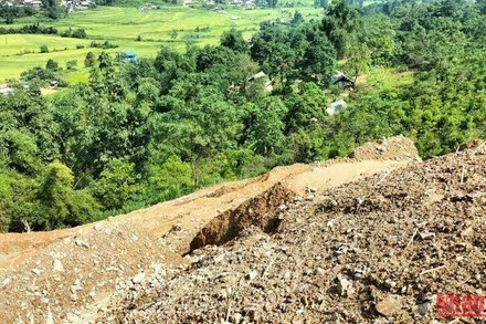 Không kiểm soát chặt việc đổ đất, đá sau san gạt sẽ có nguy cơ tác động tiêu cực đến rừng. (Trong ảnh: Một vị trí đổ đất, đá khi thi công đường thành phố Bắc Kạn đi hồ Ba Bể)