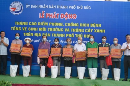 UBND thành phố Thủ Đức tặng quà cho người nghèo trên địa bàn thành phố.