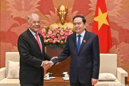 Phó Chủ tịch Thường trực Quốc hội Trần Thanh Mẫn vui mừng đón tiếp Tổng Bí thư Đảng Lao động Mexico Alberto Anaya Gutiérrez.