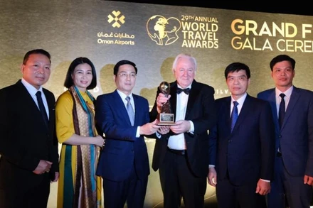 Đại diện tỉnh Vĩnh Phúc nhận giải thưởng World Travel Awards. (Nguồn: baovinhphuc.vn)