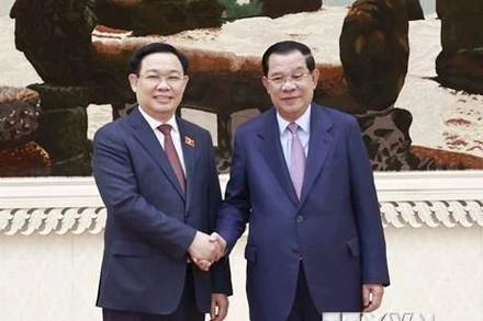 Chủ tịch Quốc hội Vương Đình Huệ và Thủ tướng Vương quốc Campuchia Samdech Techo Hun Sen chụp ảnh chung. (Ảnh: TTXVN)