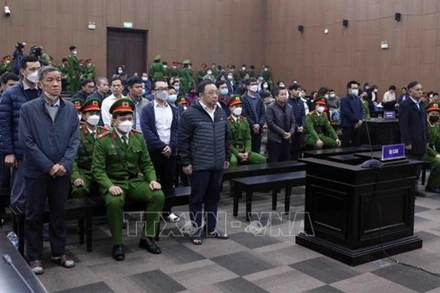 Các bị cáo nghe Chủ tọa phiên tòa tuyên án. (Ảnh: TTXVN)