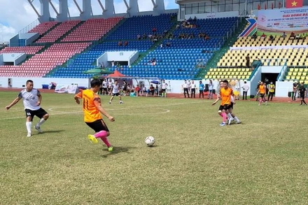 Trận đấu giữa đội Báo Nhân Dân (áo trắng) và đội Câu lạc bộ Phóng viên Đời sống Xã hội TP Hồ Chí Minh.