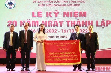 Lãnh đạo tỉnh Vĩnh Phúc tặng bức trướng cho Hiệp hội doanh nghiệp tỉnh. 