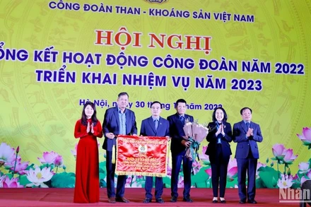 Công đoàn Than-Khoáng sản Việt Nam nhận cờ Xuất sắc toàn diện của Tổng Liên đoàn lao động Việt Nam. 