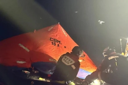 Lực lượng chức năng giải cứu các thành viên trên tàu. (Nguồn: Đồn cảnh sát biển Yeosu/TTXVN)