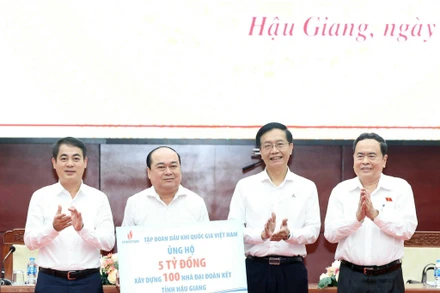 Chủ tịch Quốc hội Trần Thanh Mẫn chứng kiến đơn vị tài trợ trao ủng hộ xây dựng 100 căn nhà đại đoàn kết trên địa bàn tỉnh Hậu Giang.