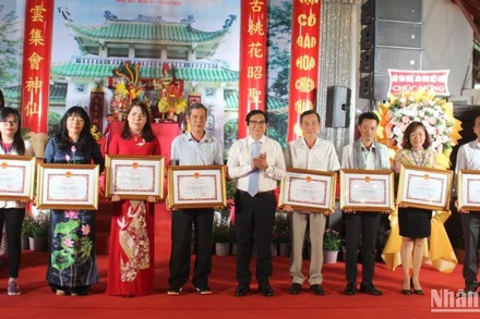 Lãnh đạo tỉnh Đồng Nai trao Bằng khen cho các đơn vị tham gia Liên hoan đờn ca tài tử và bóng rỗi tỉnh Đồng Nai mở rộng năm 2023.