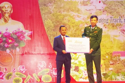 Bộ đội Biên phòng Quảng Bình trao tiền hỗ trợ sửa chữa trường học cho xã Thượng Trạch.