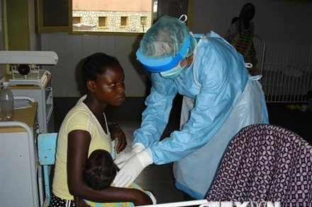 Bệnh nhân nhiễm virus Marburg được điều trị tại bệnh viện ở tỉnh Uige, Angola. (Ảnh: AFP/TTXVN)