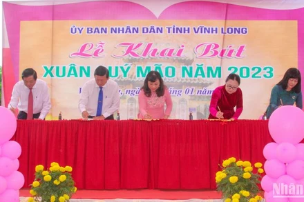 Lãnh đạo tỉnh Vĩnh Long khai bút đầu Xuân mới Quý Mão 2023. (Ảnh: BÁ DŨNG)