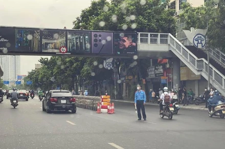 Lực lượng chức năng hướng dẫn giao thông trên đường Nguyễn Trãi sáng 6/8.