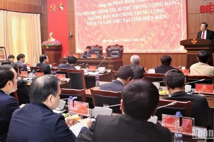 Đồng chí Phan Đình Trạc phát biểu chỉ đạo tại buổi làm việc với Ban Thường vụ Tỉnh ủy Điện Biên.