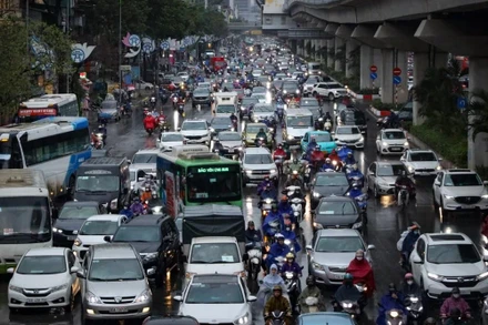 Ngày 19/3, trời Hà Nội bất ngờ có mưa lớn từ rạng sáng và gió lớn gây cảm giác rét buốt. Ảnh: TTXVN. 