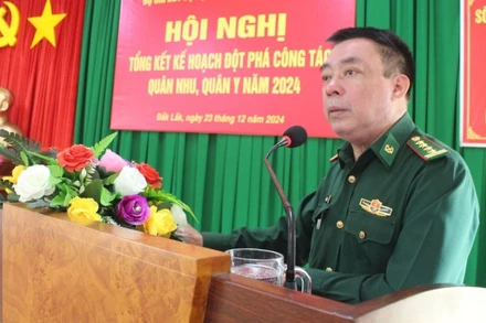 Đại tá Đào Viết Hùng, Chỉ huy trưởng Bộ đội Biên phòng tỉnh Đắk Lắk phát biểu tại hội nghị.