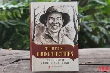 Bìa tác phẩm “Thiếu tướng Hoàng Thế Thiện - Người đi suốt cuộc trường chinh”.