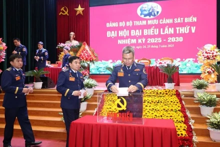 Các đại biểu bỏ phiếu bầu Ban Chấp hành Đảng bộ Bộ Tham mưu Cảnh sát biển nhiệm kỳ 2025-2030.