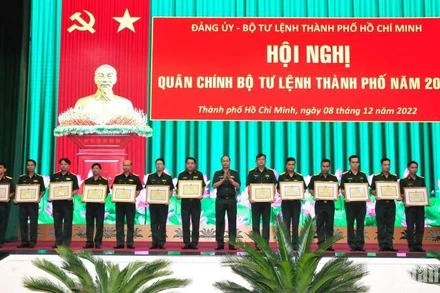 Trung tướng Nguyễn Văn Nam trao giấy khen cho các cá nhân hoàn thành xuất sắc nhiệm vụ được giao tiêu biểu trong phong trào thi đua Quyết thắng Lực lượng vũ trang Thành phố Hồ Chí Minh năm 2022.