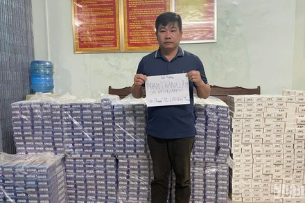 Đối tượng Phạm Thành Lâm cùng tang vật bị bắt giữ. (Ảnh: Công an cung cấp)