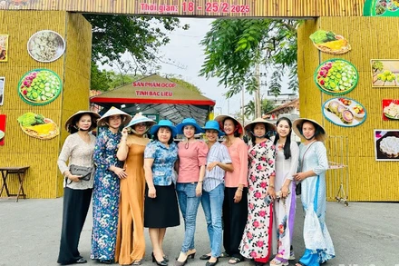 Ngày hội bánh dân gian Nam Bộ tại thành phố Bạc Liêu thu hút sự quan tâm của nhiều người dân, khách du lịch trong và ngoài tỉnh. (Ảnh: TRỌNG DUY)