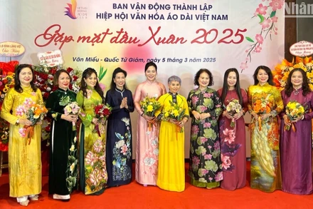 Các thành viên Ban vận động thành lập Hiệp hội Văn hóa Áo dài Việt Nam.