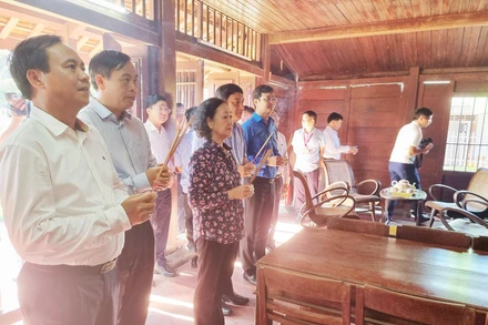 Ủy viên Bộ Chính trị, Bí thư Trung ương Đảng, Trưởng Ban Tổ chức Trung ương Trương Thị Mai cùng lãnh đạo tỉnh Quảng Trị dâng hương tại Nhà lưu niệm Tổng Bí thư Lê Duẩn.