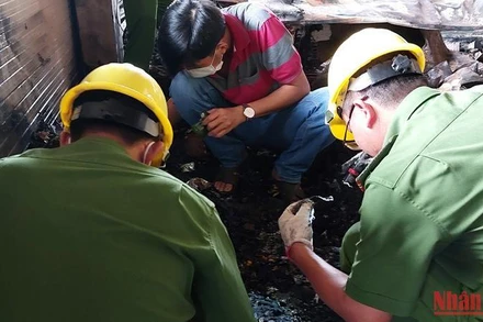 Ngành chức năng khám nghiệm hiện trường vụ hỏa hoạn.