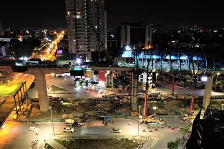 Nhịp cuối cùng của đường Vành đai 2 trên cao đã được hợp long vào rạng sáng 15/7.