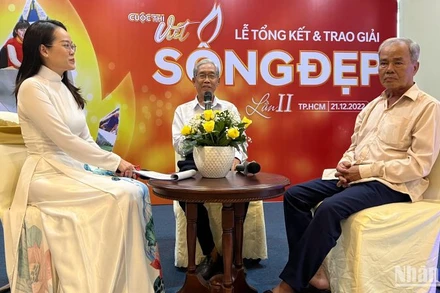 Các tác giả, nhân vật điển hình giao lưu tại chương trình trao giải.