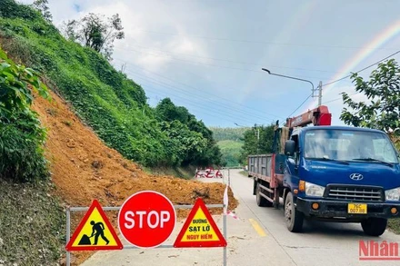 Tại Km12 đường ĐT623, sạt lở núi khiến đất đá tràn lấp một phần đường giao thông.