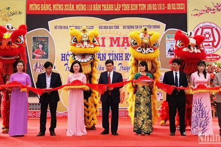 Các đại biểu cắt băng khai mạc Hội báo Xuân Quý Mão tỉnh Kon Tum 2023.