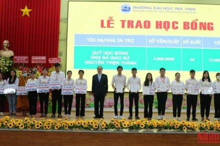 Các sinh viên Trường Đại học Trà Vinh được trao học bổng tại buổi lễ.