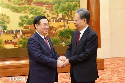 Chủ tịch Quốc hội Vương Đình Huệ với Ủy viên trưởng Ủy ban Thường vụ Nhân đại toàn quốc Trung Quốc Triệu Lạc Tế. Ảnh: TTXVN