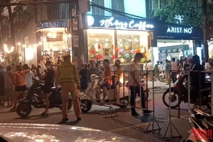 Lực lượng công an lập hàng rào bảo vệ hiện trường vụ án.