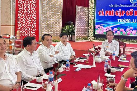 Chủ tịch Ủy ban nhân dân tỉnh Bạc Liêu Phạm Văn Thiều cùng các đồng chí Thường trực Tỉnh ủy và Thường trực Ủy ban nhân dân tỉnh tại buổi cà phê gặp gỡ các doanh nhân. (Ảnh TRỌNG DUY).