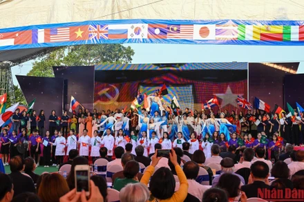 Tiết mục biểu diễn văn nghệ tại Lễ khai giảng năm học 2022-2023 của Đại học Quốc gia Hà Nội - Lễ khai giảng đầu tiên tổ chức tại cơ sở Hoà Lạc.