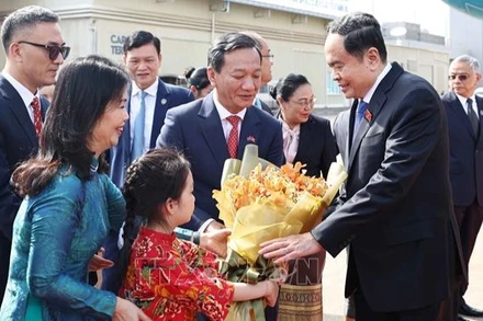 Lễ đón Chủ tịch Quốc hội Trần Thanh Mẫn tại Sân bay quốc tế Wattay, Thủ đô Vientiane. (Ảnh: Thống Nhất/TTXVN)
