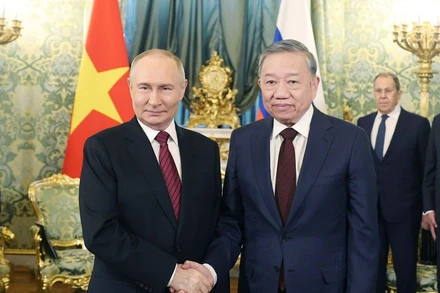 Tổng Bí thư Tô Lâm hội đàm hẹp với Tổng thống Liên bang Nga Vladimir Putin, tại Điện Kremlin. (Ảnh: TTXVN)
