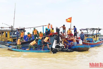 Lực lượng chức năng trục vớt ca-nô bị cháy và chìm tại bến Cửa Đại.