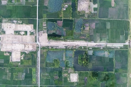 Dấu tích đường Hoàng Gia và khu vực khai quật khảo cổ học nhìn từ trên cao xuống.