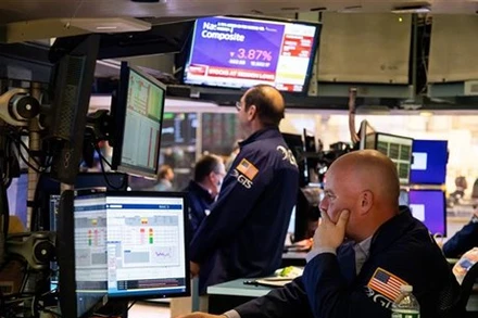 Giao dịch viên tại sàn chứng khoán New York (Mỹ). (Ảnh: THX/TTXVN)