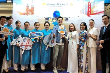 Tổ bay và nhân viên Vietnam Airlines chụp ảnh lưu niệm trước chuyến bay đặc biệt kỷ niệm 1 năm đường bay Việt-Mỹ.