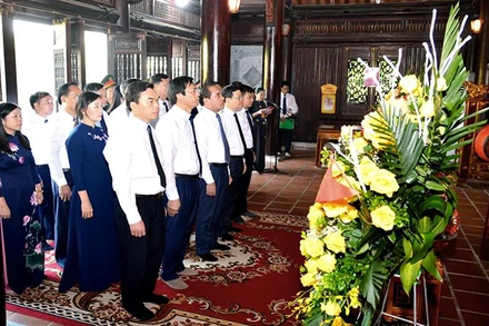 Đoàn đại biểu lãnh đạo tỉnh Tuyên Quang dâng hương, dâng hoa tại Đền thờ Chủ tịch Hồ Chí Minh.