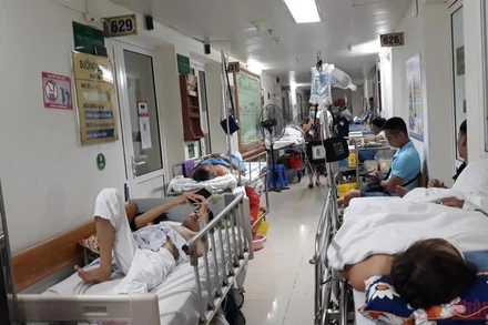 Việc thiếu thuốc, trang thiết bị y tế khiến ngay cả các bác sĩ cũng gặp khó. (Ảnh: THIÊN LAM)