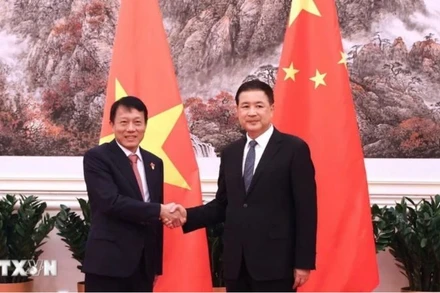 Thượng tướng Lương Tam Quang, Ủy viên Bộ Chính trị, Bí thư Đảng ủy Công an Trung ương, Bộ trưởng Công an với đồng chí Vương Tiểu Hồng, Ủy viên Quốc vụ, Bộ trưởng Công an Trung Quốc. (Ảnh: TTXVN)