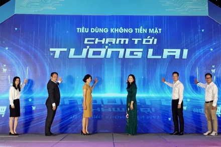 Các đại biểu tham gia Lễ kích hoạt Sự kiện không dùng tiền mặt thành phố Hà Nội năm 2022.